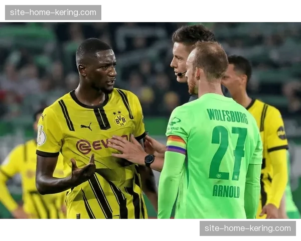 沃尔夫斯堡后卫贝洛西安领到黄牌，防守压力下动作变形